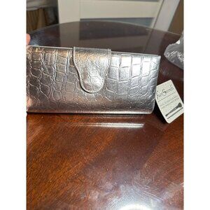 Face Secrets Silver Croc-Embossed 8" by 4" Clutch                            Z78
